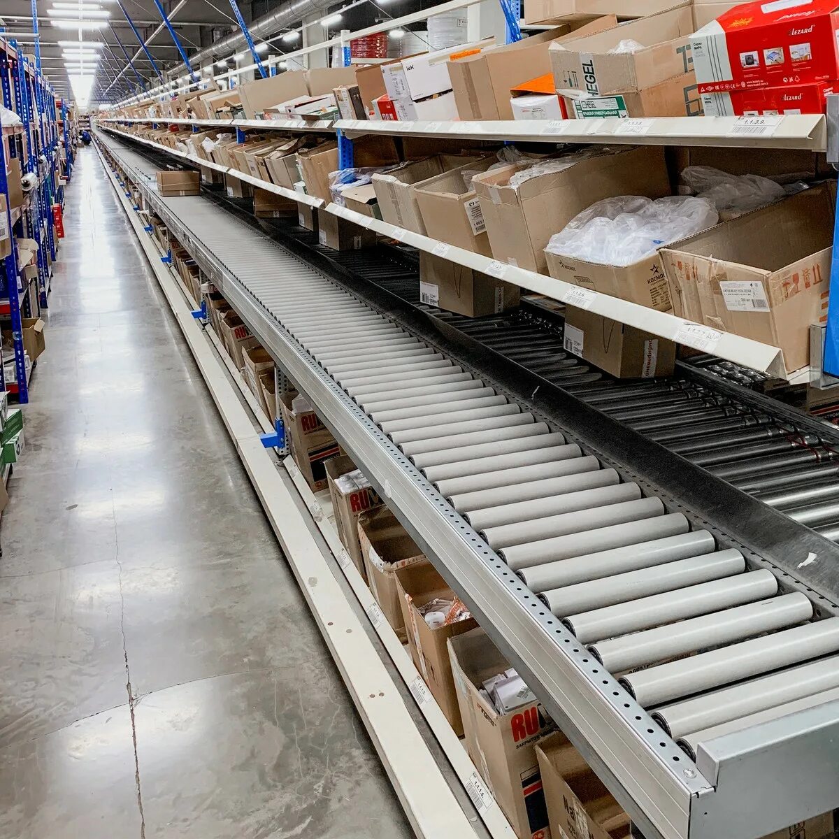 Магазин русский работа. Продавщицы в сельских магазинах. Русский свет магазин. Русская дымка новороссийск. Женщина продавец.