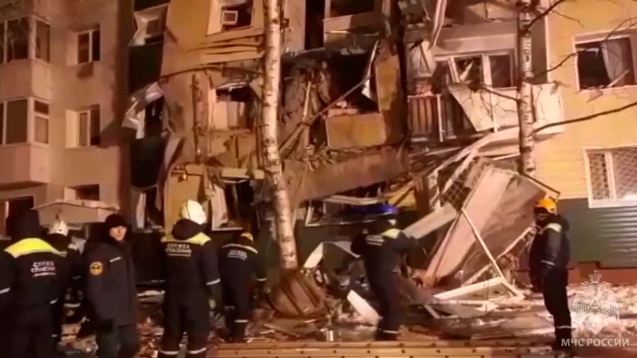 Взрывы в летке энгельс. Обрушение зданий Нижневартовск. Взрыв здания. Взрыв дома. Взрыв в Нижневартовске в пятиэтажке.