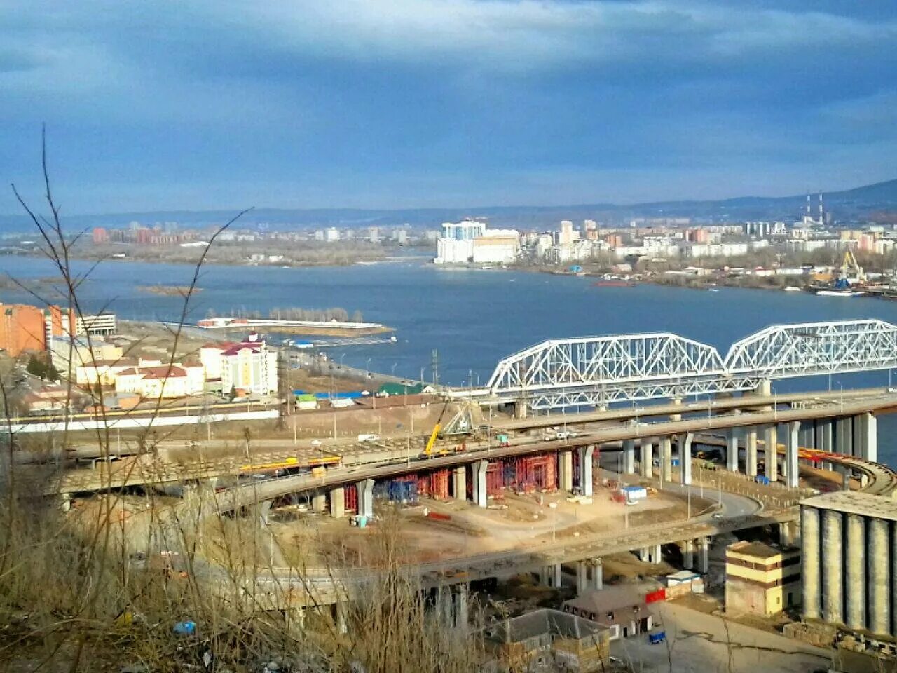 В красноярске на николаевском мосту. Четвертый Николаевский мост в Красноярске. Николаевский мост через Енисей. Николаевский проспект мост в Красноярске. Николаевский проспект Красноярск.