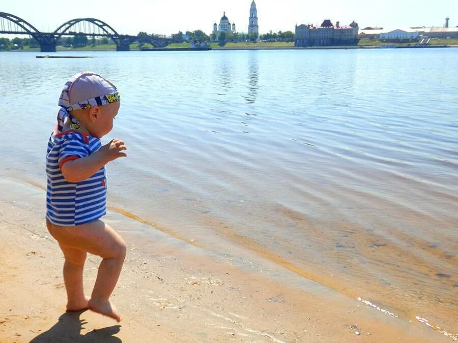 Рыбинские пляжи. Пляж Петраково Рыбинск. Рыбинск водохранилище пляж. Деревня Петраково Рыбинское водохранилище. Пляж в Рыбинске на водохранилище Петраково.