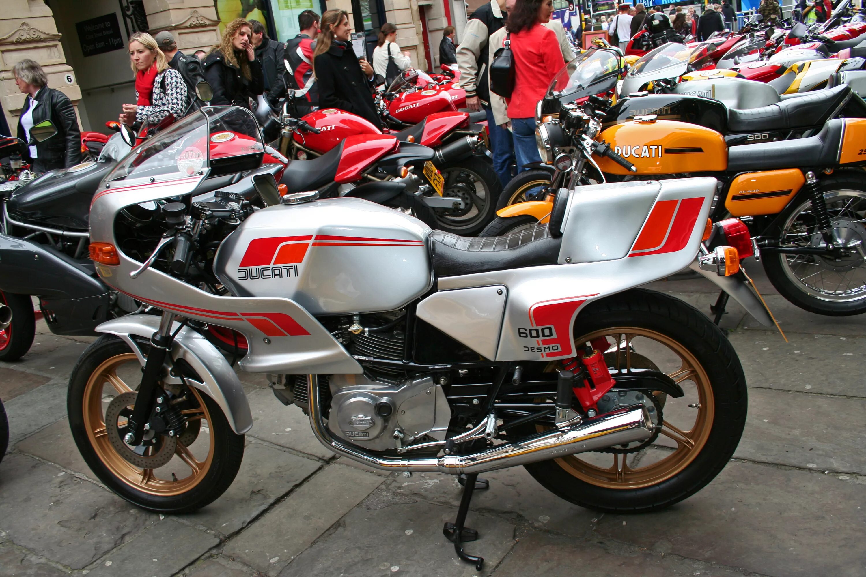Тл 600. Ducati 600 TL. Ducati Pantah 500 SL. Дукати 600. Pantah 400ss Ducati характеристики технические.