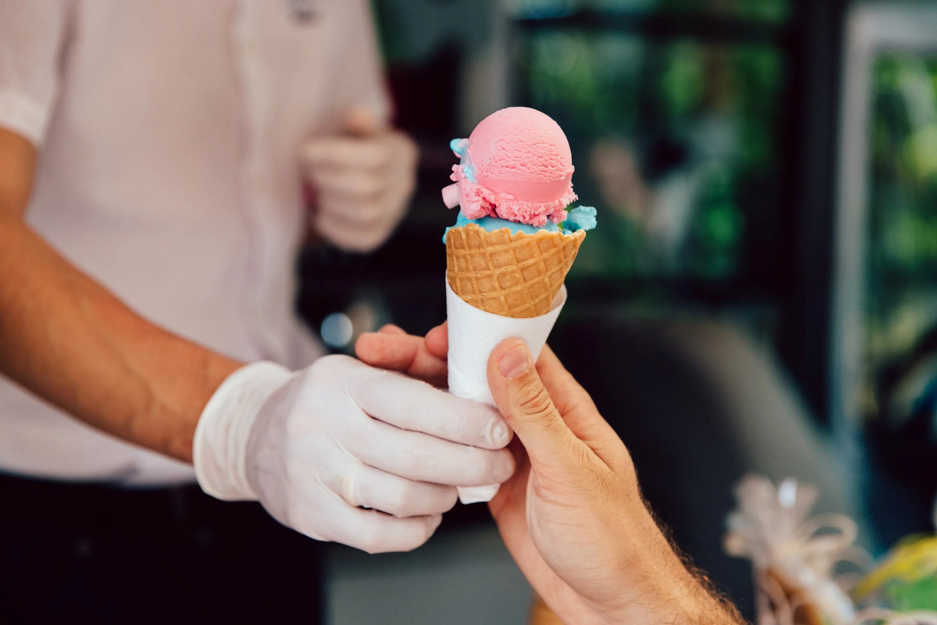 Включи видео мороженое. Мороженое айс Крим. Мороженое рожок. Мороженое в вафельном рожке. Продает мороженое.