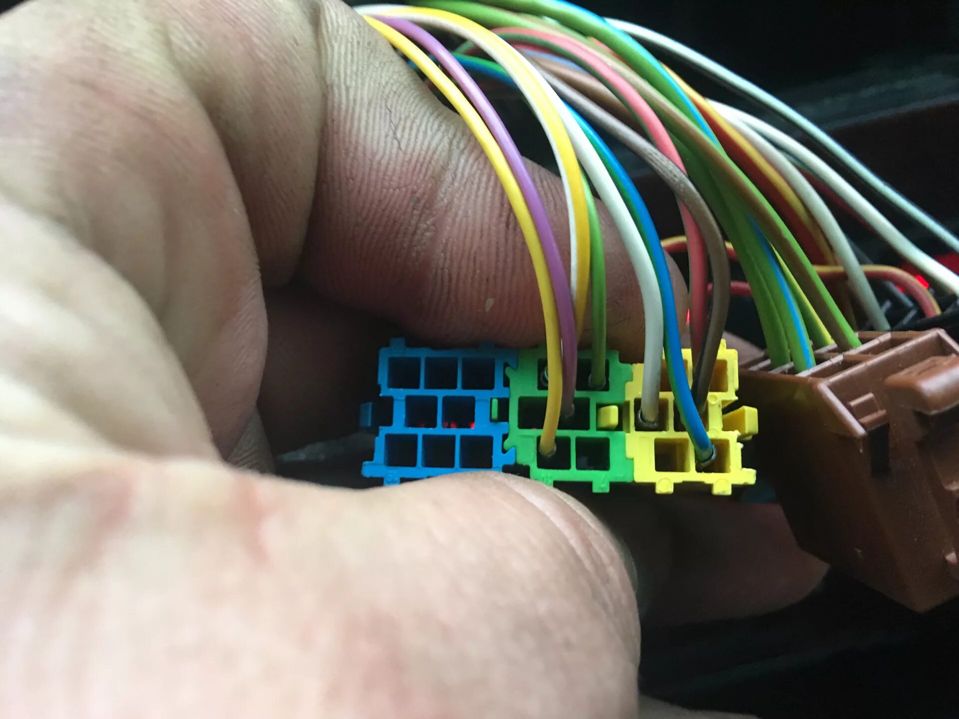 ауди а6 с5 фишка от штатного усилителя. Audi a6 c6 usb заглушка. фишка блока управления светом ауди а6 с5. ауди а4 штекер магнитолы. датчик на открытия капота ауди а6 с5.