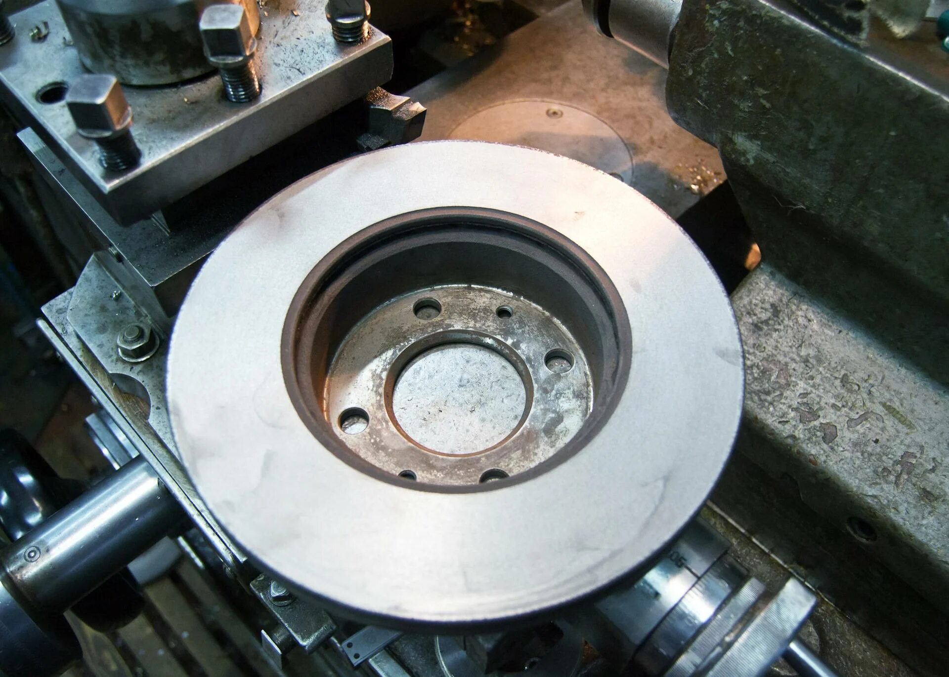 Проточка тормозных дисков с рифлением. 9500 оправка для проточки тормозных дисков ваз. Проточка диска своими руками. Самодельный станок для проточки тормозных дисков. Проточка диска своими руками.