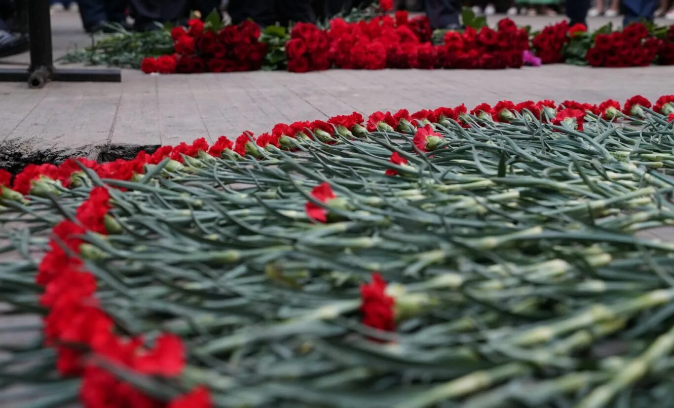 Память жертвам террористического акта. 3 Сентября память погибшим в Беслане. Беслан мемориал. Беслан мемориальный комплекс.