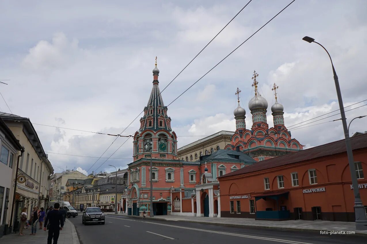 Полянка большая якиманка. Замоскворечье храм святителя Григория Неокесарийского. Улица большая Полянка. Ул большая Полянка Москва. Космодамианская Церковь на большой полянке.