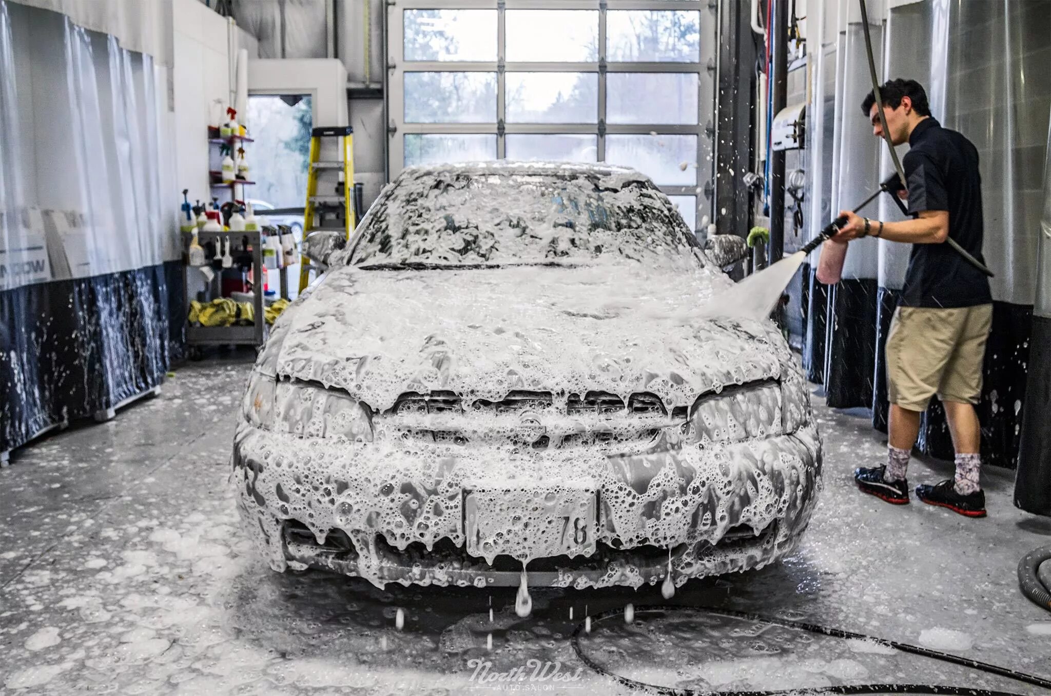 I have my car washed. Мойка машины. Car Wash автомойка. Пена на автомобиле. Грязная машина.