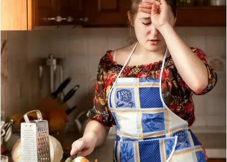 Женщина в кухне халате