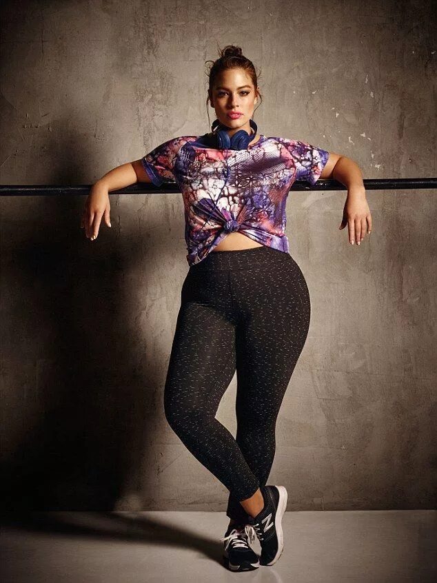 Удлиненная юбка карандаш для полных. Picture curvy. Платье карандаш для полных женщин. Модель plus-size эшли грэм. Позирование в платье для полненьких.