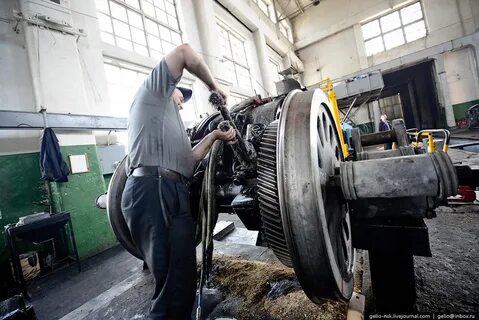 Зарабатывают слесари