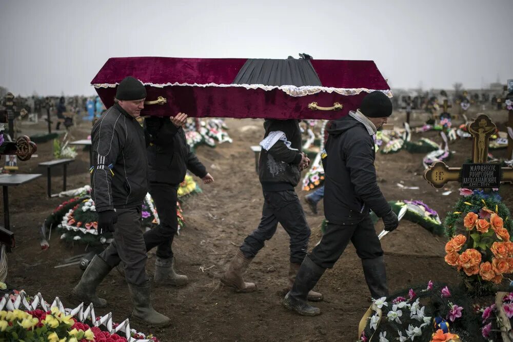 Фото с войны на Украине ужас. Похороны в Мариуполе сегодня. Ад на Украине фото погибших. Фото войны в Донбассе-ужасы.