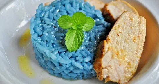 Blue rice. Голубой рис. Бывает синий рис. Нужен рис в голубые. Рис в голубых мешках.