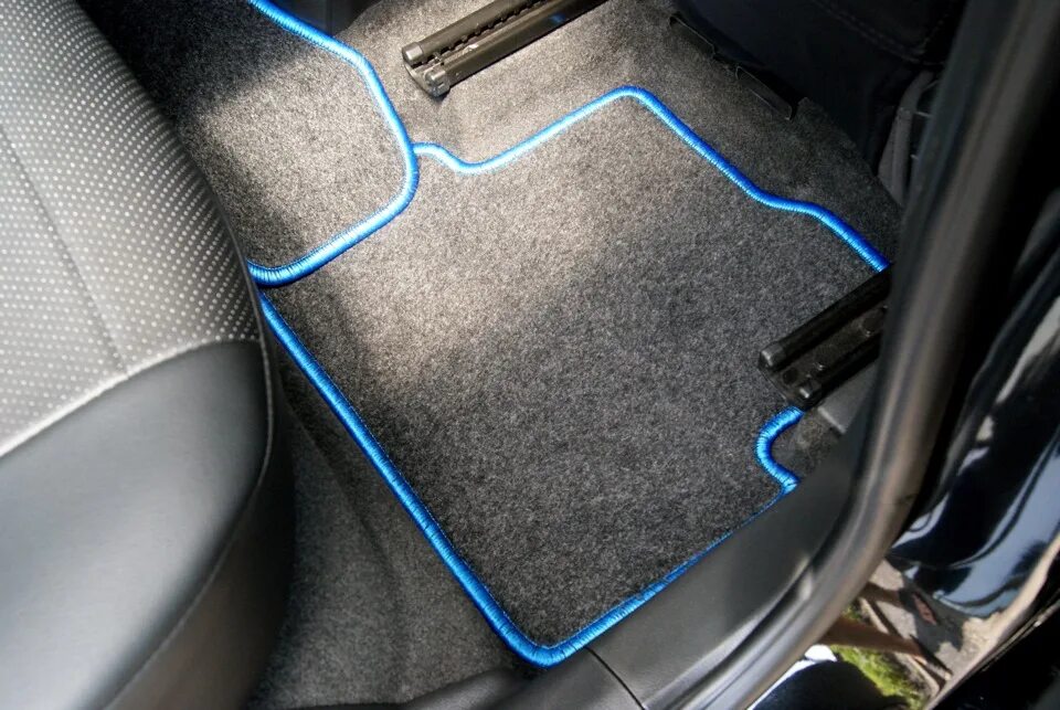 Автоковрик двойной Audi q7. Mazda 3 SKYACTIV 1.5 ворсовые ковры. Ворсовые коврики синие. Мойка ворсовых ковриков автомобиля.