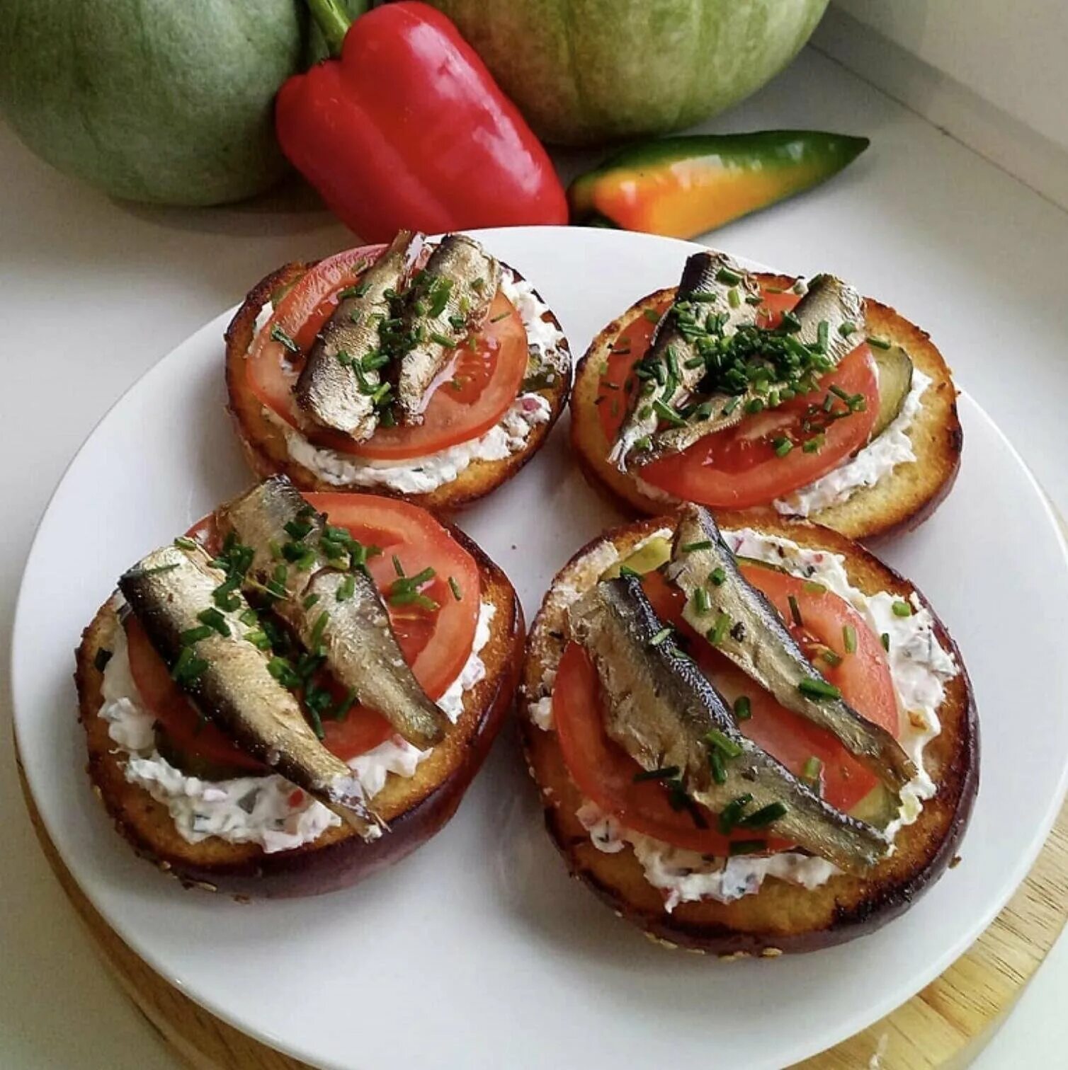 Какой вкусный бутерброд можно сделать. Тартинки со шпротами. бутеры со шпротами и помидорами. анастасия скрипкина бутерброды со шпротами. бутерброды со шпротами и красной рыбой.