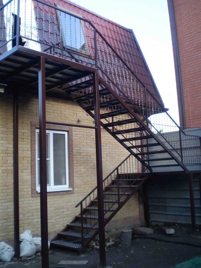 Уличная лестница второй. Металлическая лестница. Наружная металлическая лестница. Лестница металлическая уличная. Железная лестница.