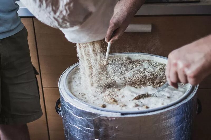 Перемешивание сусла. Зараженное пивное сусло. Брага из муки для самогона. Зерновое сусло.