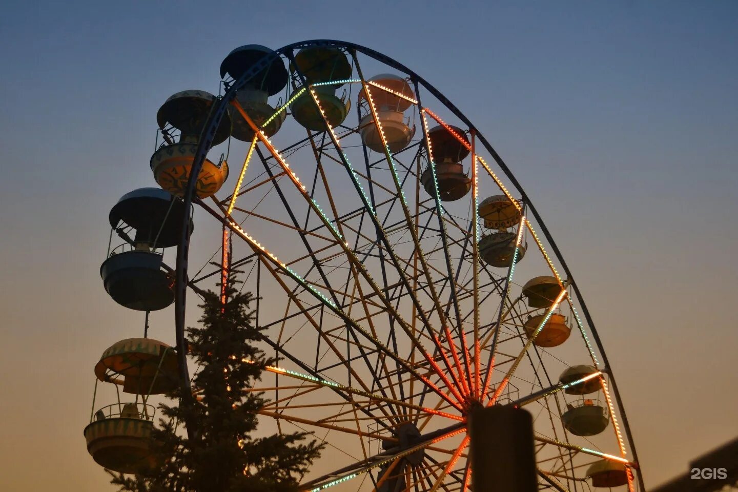 Крестовский остров аттракцион катапульта. Карусель джейн бруклин. Аттракцион цепочная карусель. Парк аттракционов карусель с лошадками. Колесо обозрения орск.