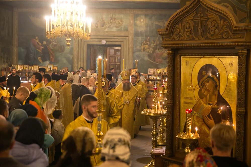 Храм преполовения пятидесятницы. Службы в церкви ростов на дону. Пасхальное богослужение ростов. Пасха храм. Богослужение на пасху.