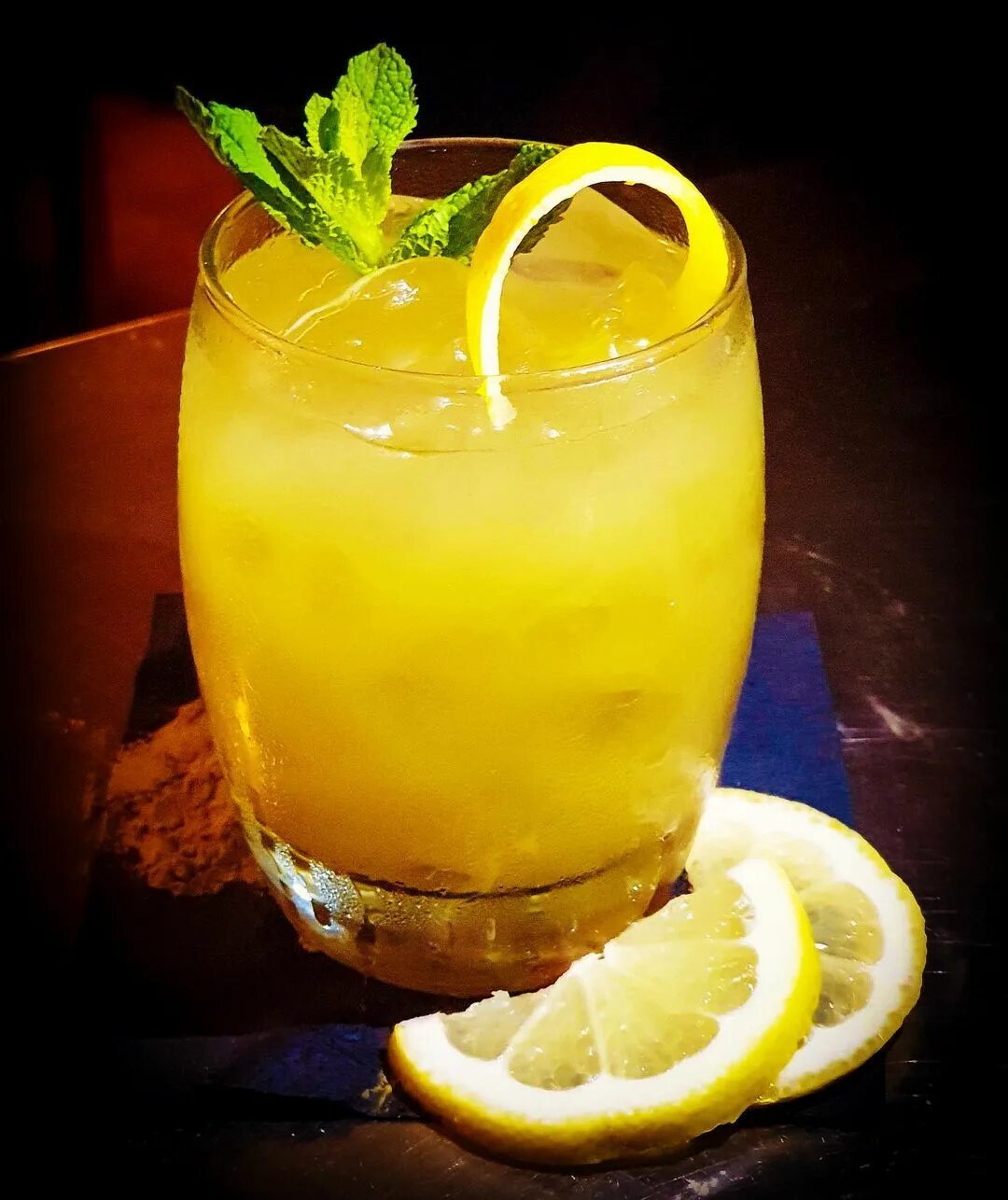 джин биттер лемон коктейль. коктейль джин лимон.