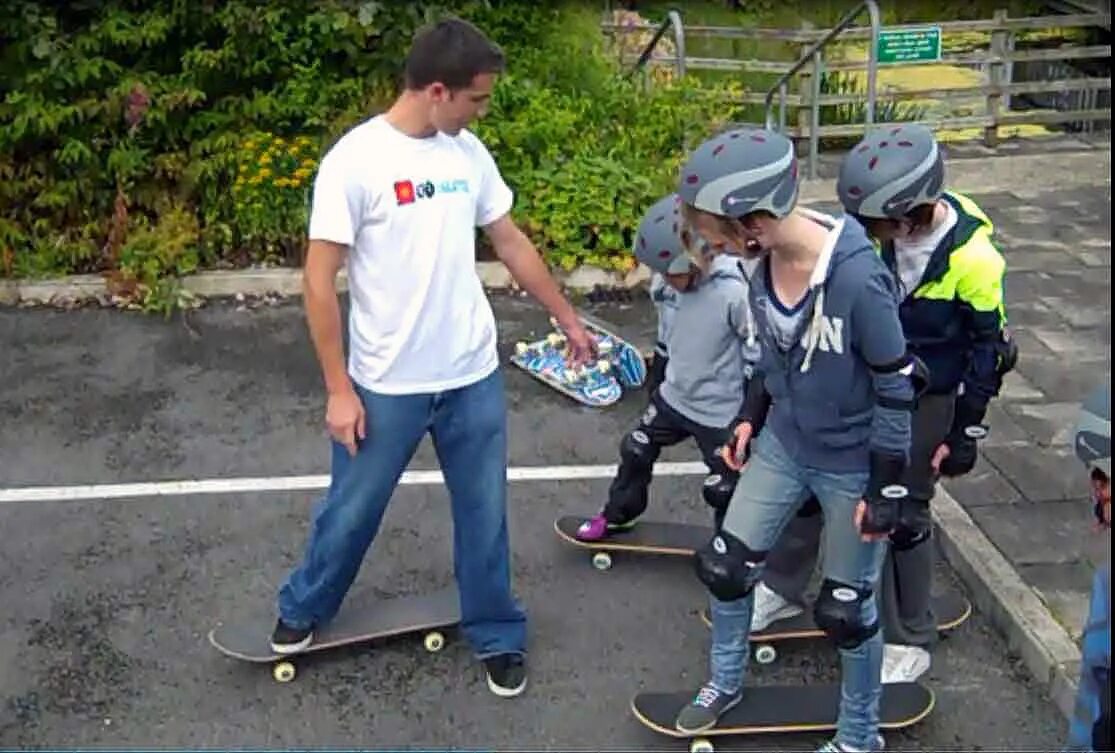 Старый скейт. Скейтбординг для начинающих. Скейт на двух колесах. Правильная стойка на скейте. Катание на скейте для начинающих.