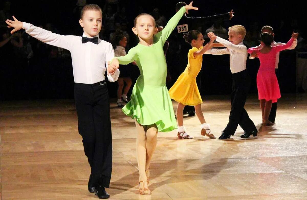 Где находится танцующий. Бальные танцы. Детские бальные танцы. Спортивные танцы для детей. Спортивные бальные танцы.