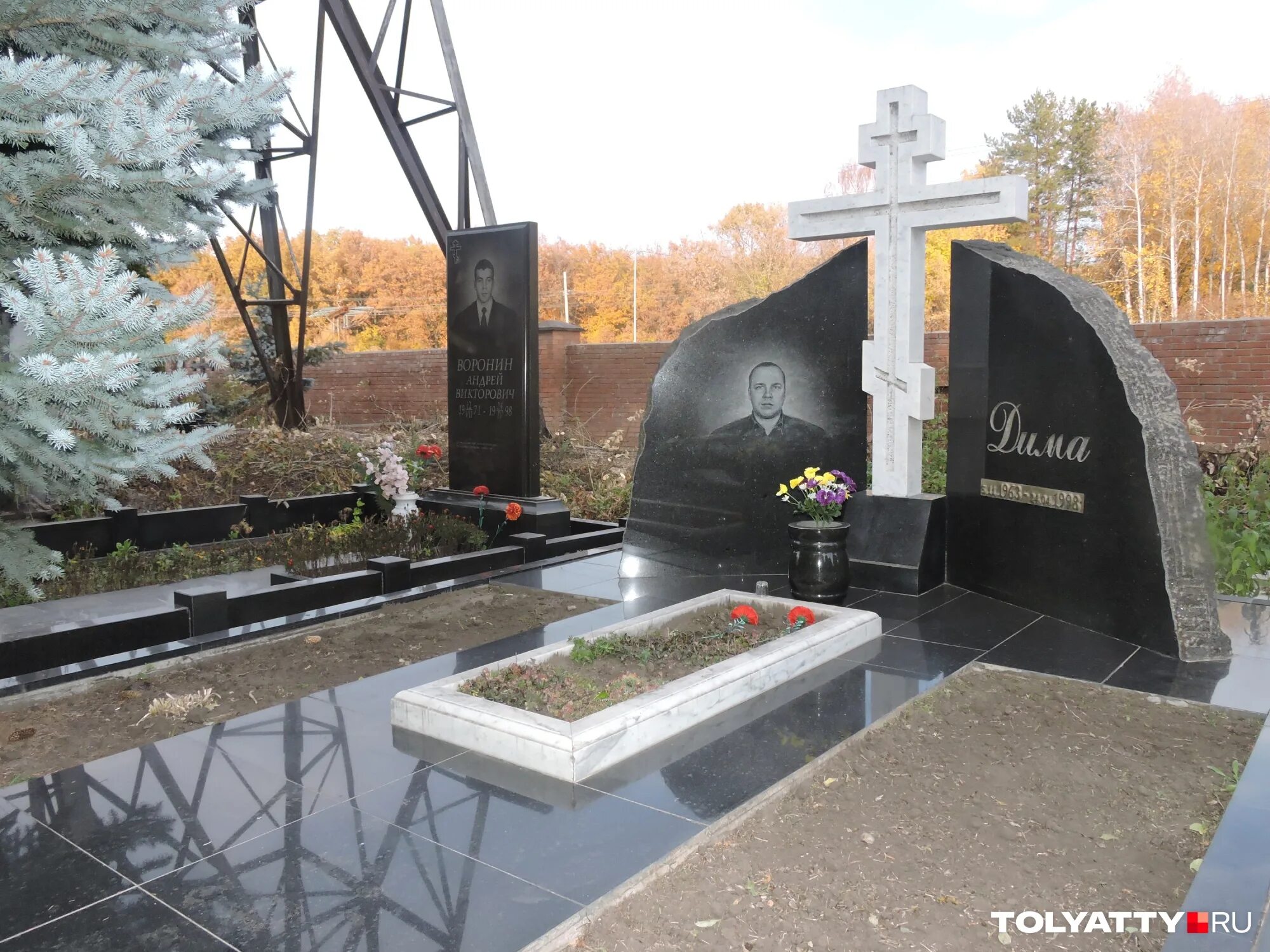 Памятник на могилу в тольятти. Баныкинское кладбище тольятти. памятники на баныкинском кладбище тольятти. гарри купеев тольятти могила. могилы бандитов 90-х тольятти.