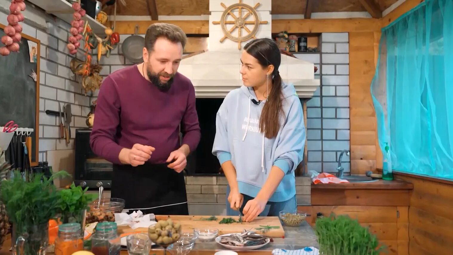 Пятница телеканал реклама 2023. Пробный переезд пятница ведущие. Ведущая пробный переезд. Ведущий пробный переезд. Пробный переезд ведущие.