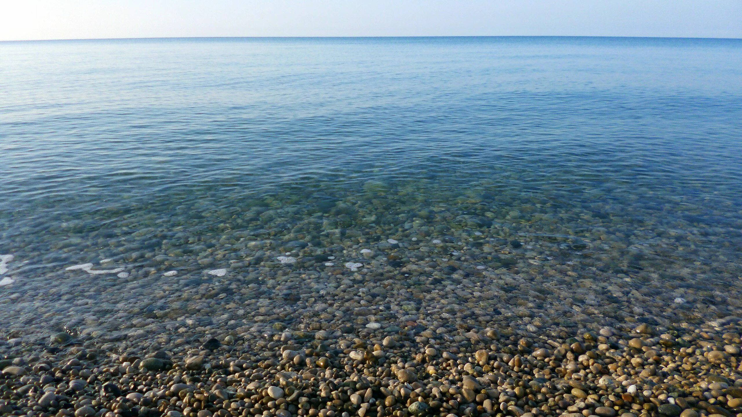 Погода в пицунде вода в море. Пляж Бичвинта Пицунда. Пицунда чистое море. Гагра море дно. Пасмурное море Абхазия.