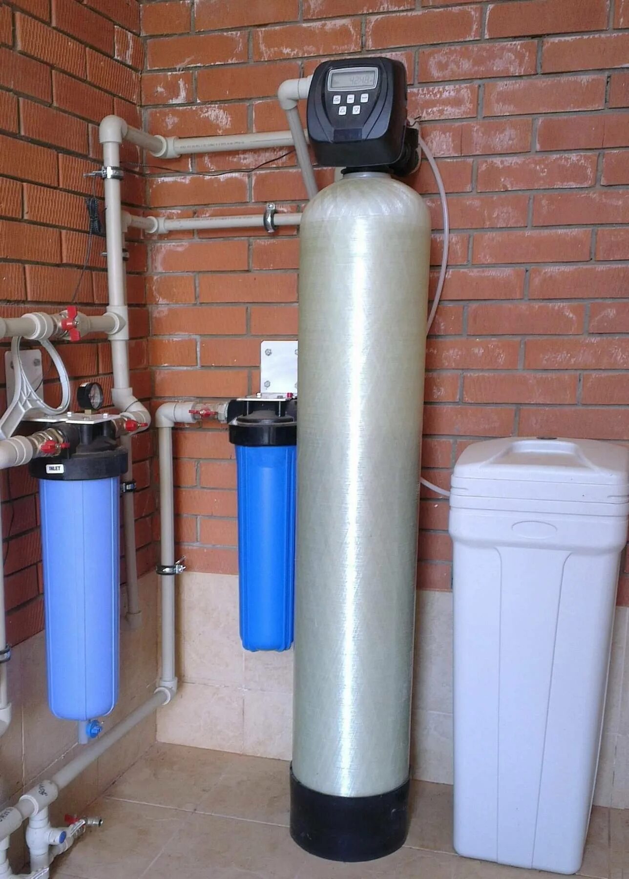 Мягкая очистка воды. Фильтр воды Аквафор для скважины. Аквафор для скважины. Система водоочистки на скважине. Система фильтров для умягчения технической воды.
