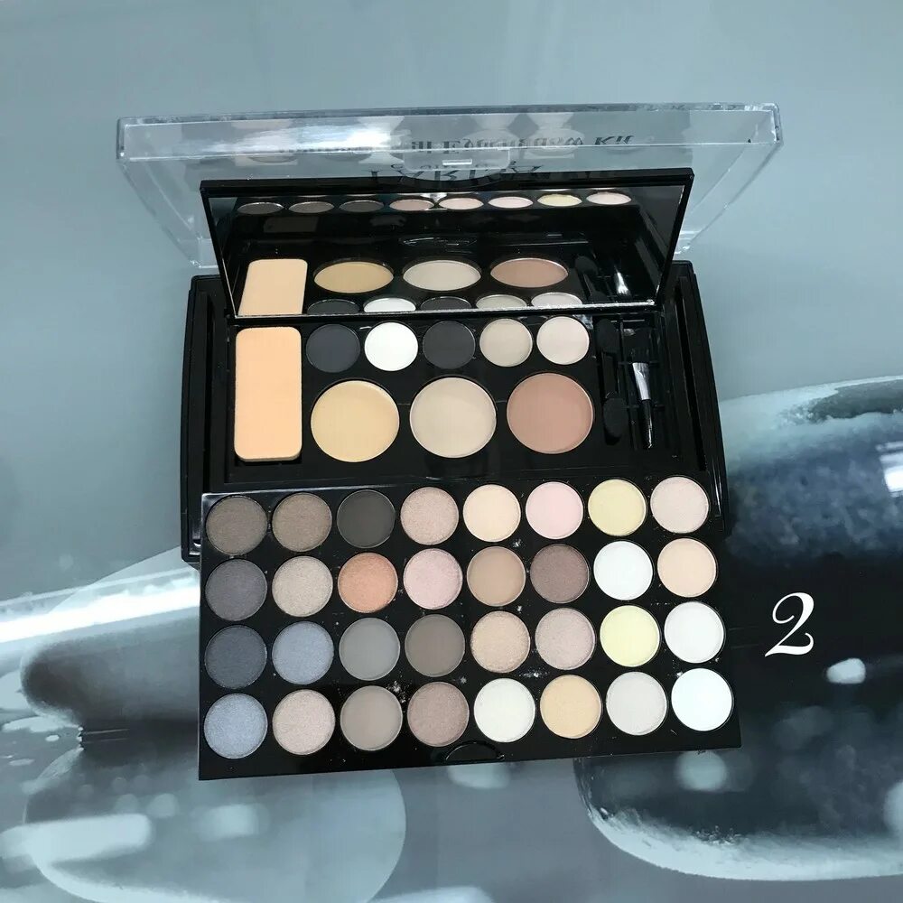 Палетка серо коричневых теней. Палетка теней parisa cosmetics тени скульптор. Parisa cosmetics winter kisses. Палетка теней париса. Parisa cosmetics тени.