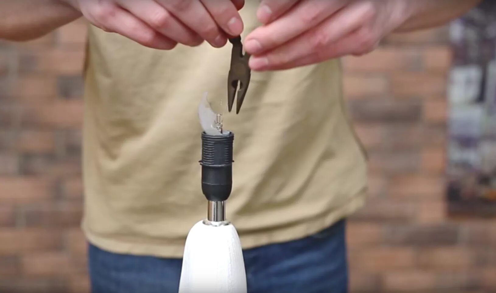 Как выкрутить цоколь. Лопнувшая лампочка. Выкручивает лампочку. Как выкрутить цоколь. Как выкрутить цоколь.