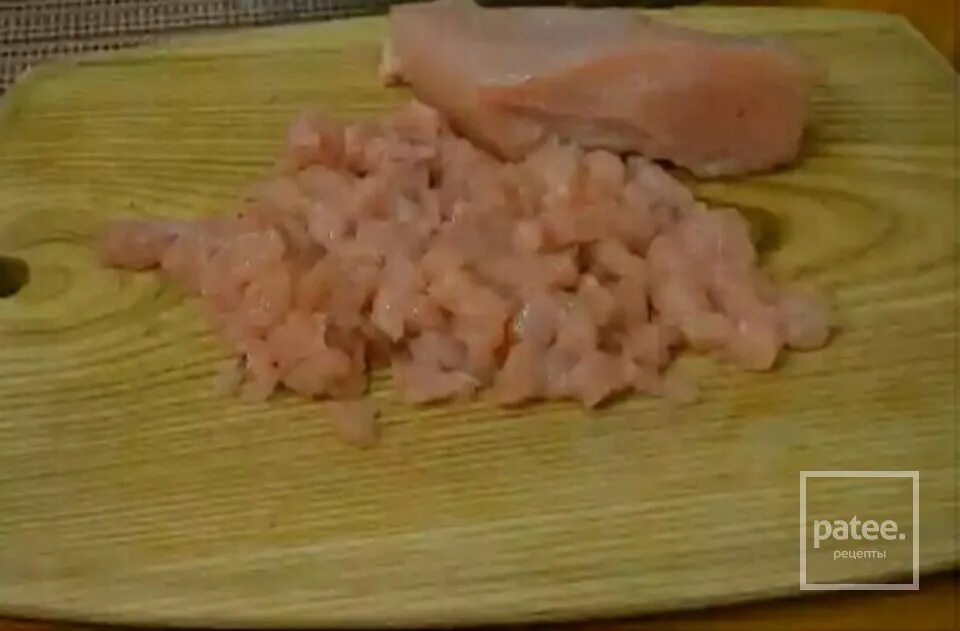 Нарезанное куриное филе. Порезать куриное филе на кубики. Мелко куриное филе. Нарезанное куриное филе. Курица нарезанная кубиками.