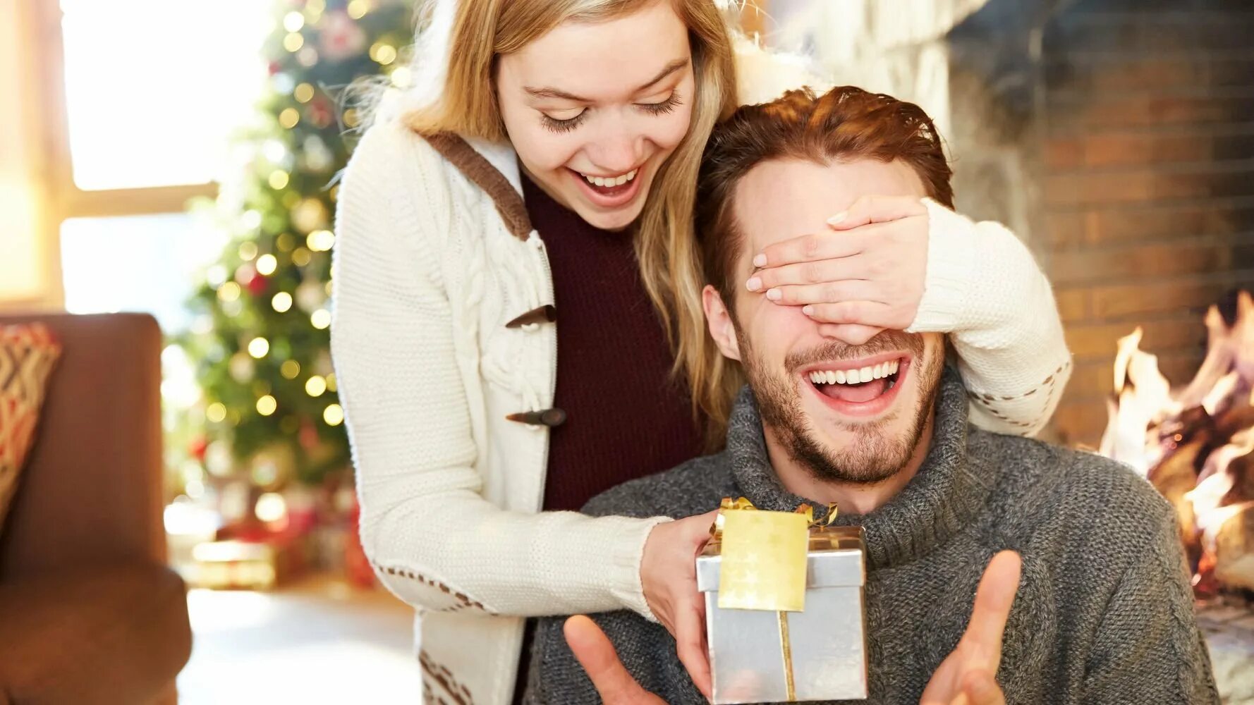 человек который любит дарить подарки. дарим подарки. дарим подарки. мужчина дарит подарок. парень дарит девушке подарок.