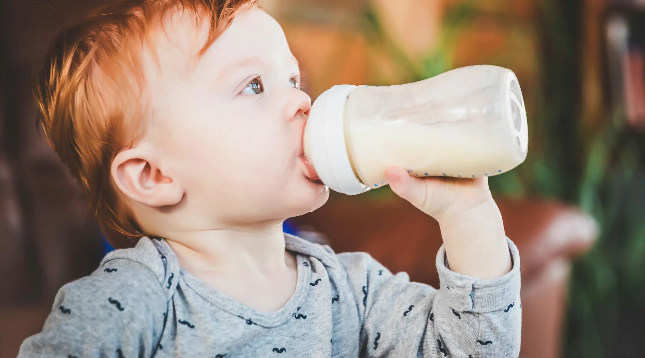Дети пьют из бутылки. Ребенок с бутылочкой. Малыш с бутылкой молока. Мальчик с молоком. Мальчик с бутылкой молока.