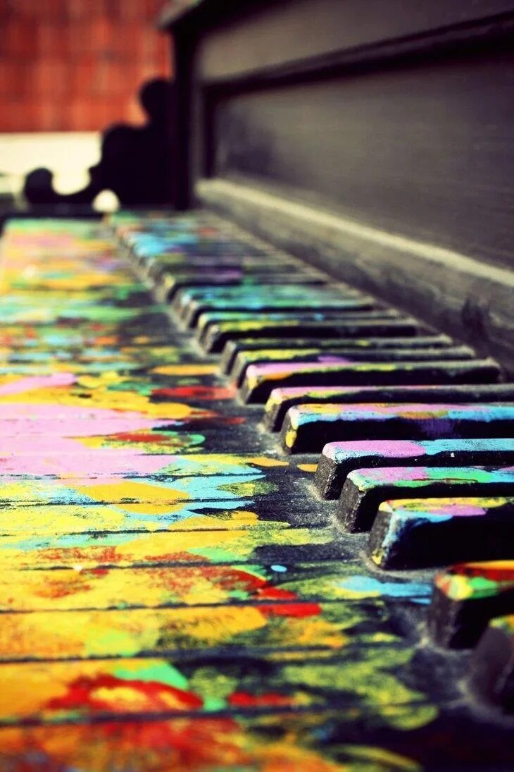 Яркие краски. Цветное пианино. Разноцветные краски. Картина музыкальные.