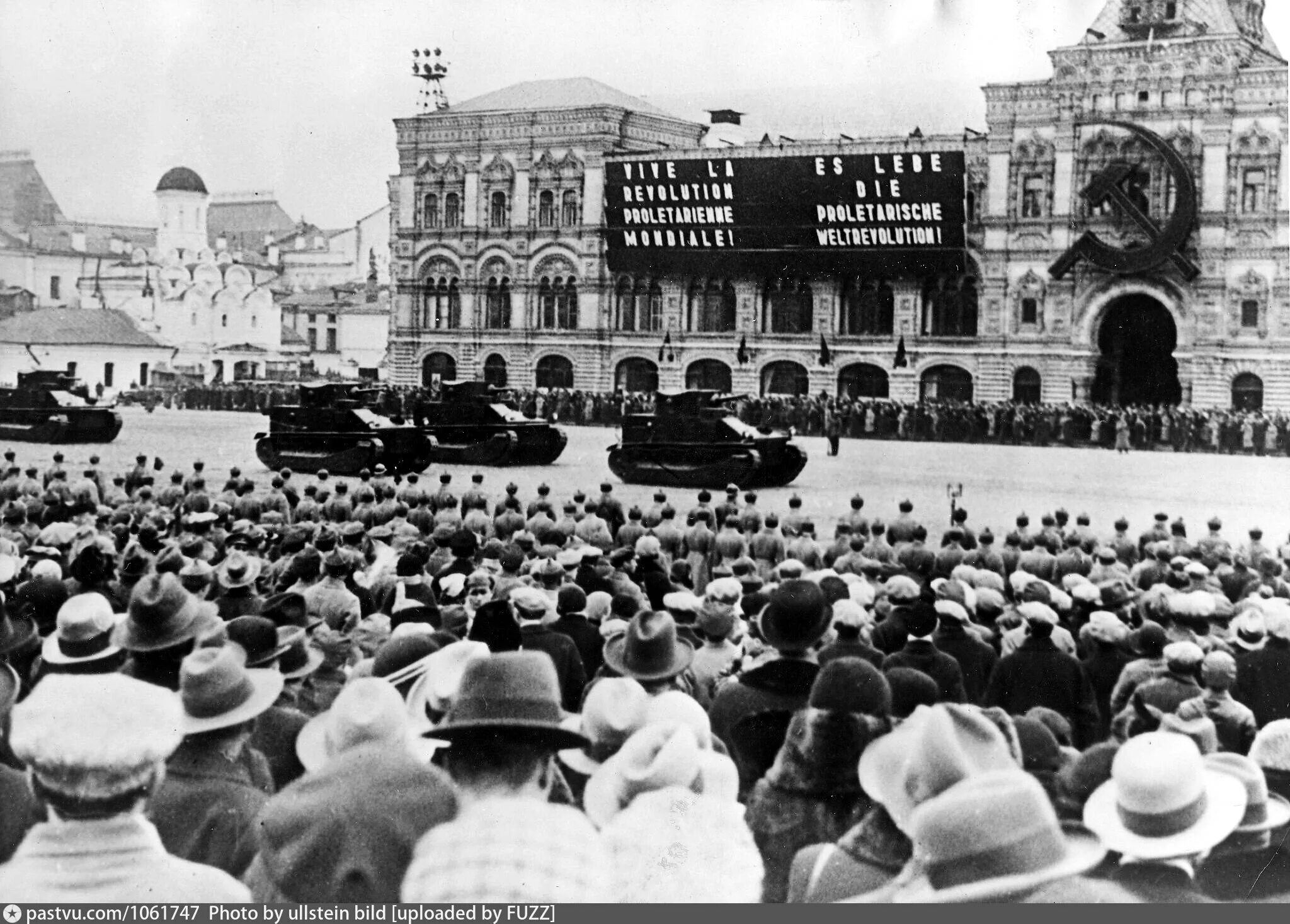Парад на красной площади. Первомайское праздничное шествие 1925-го года. Новшество парада 1925. Новшество парада 1925. Парад на красной площади 7 ноября 1927.