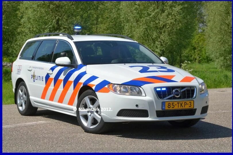 Машины люксембурга. Volvo 343 police. volvo v50 ambulance. полицейская машина. полицейские машины в дании.