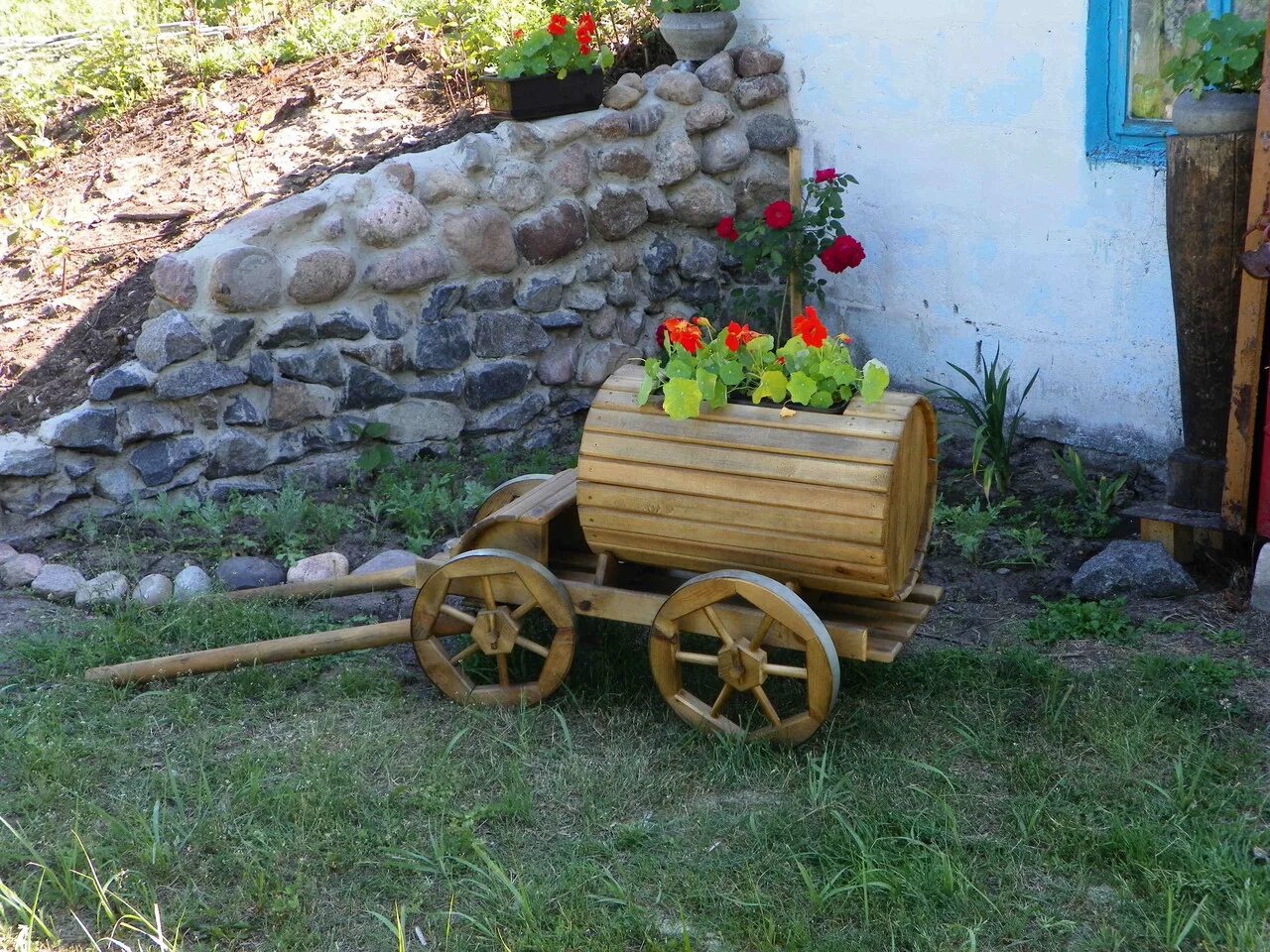 Телега для декора сада. Телега декоративная для сада для цветов. Телега для декора сада. Декоративные садовые тележки для цветов. Телеги для сада из дерева.