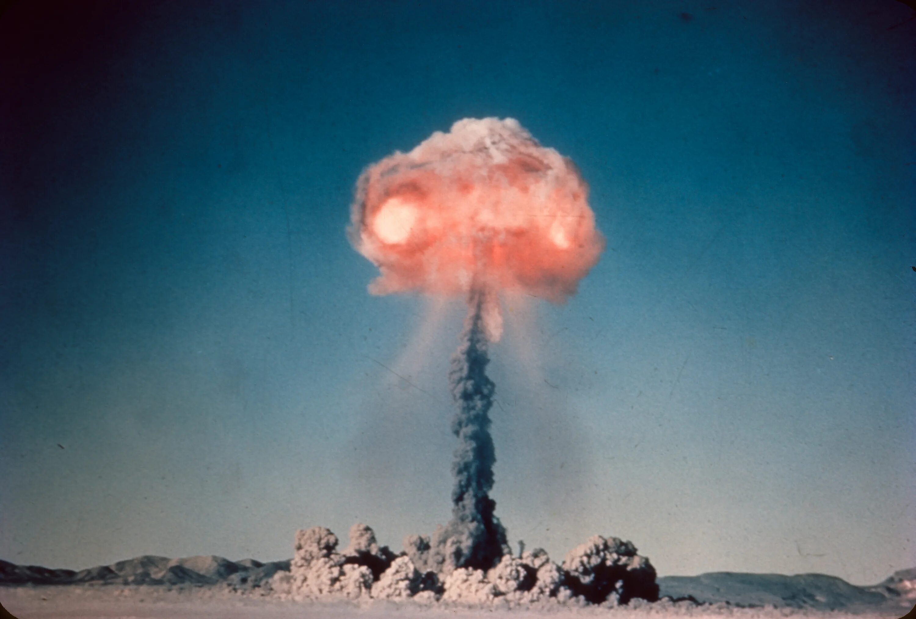 Взрыв ядерной бомбы Оппенгеймер. Хиросима Нагасаки ядерный взрыв. Американское ядерное оружие. Ядерный удар. Ядерный термоядерный взрыв