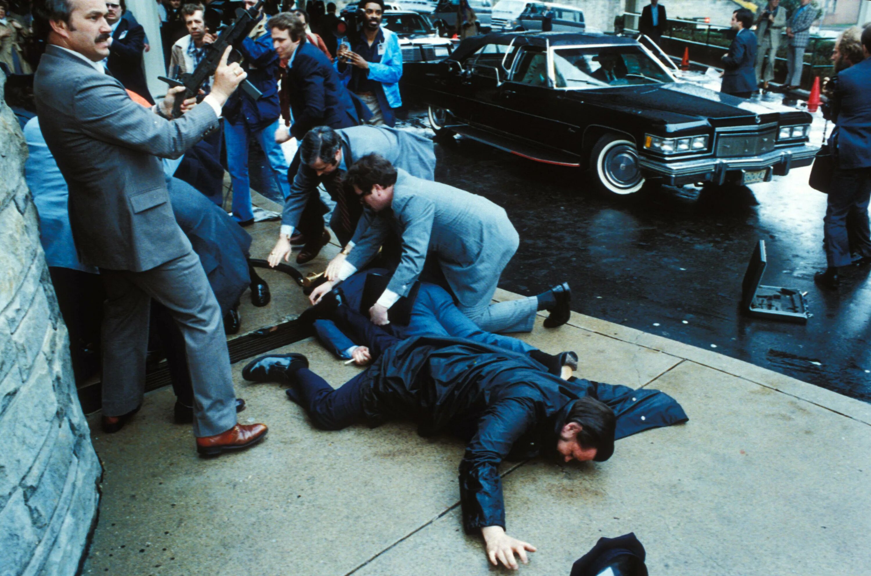 Покушение на жизнь ук. Джон Хинкли покушение на Рейгана. Рональд Рейган покушение. Покушение на Рональда Рейгана 1981.