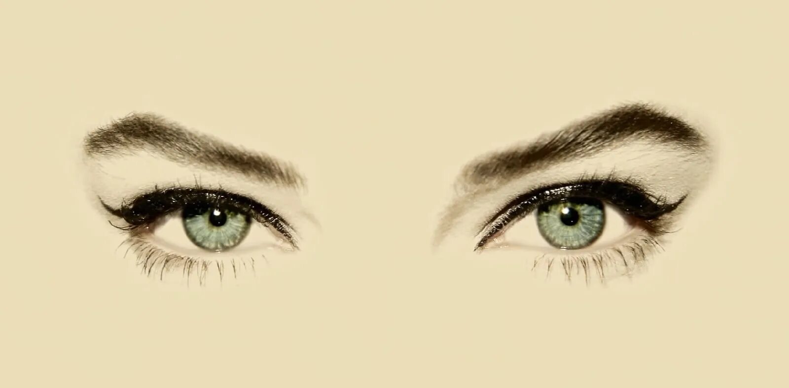 Красивый макияж глаз гифки. Красивые женские глаза. Моргающий глаз на белом фоне. Анимация глаза девушки. Гиф красивые глаза.