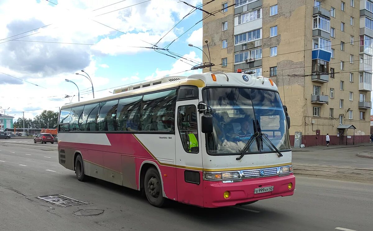 244 автобус кемерово. Kia Granbird 2018. Kia Granbird Новокузнецк. Автобус Кемерово Караганда. Траверса автобуса Granbird.