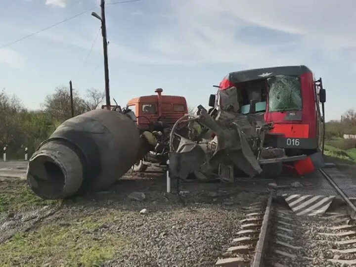 Столкновение поезда с КАМАЗОМ. ДТП на Железнодорожном переезде. Авария на переезде в ставропольском крае