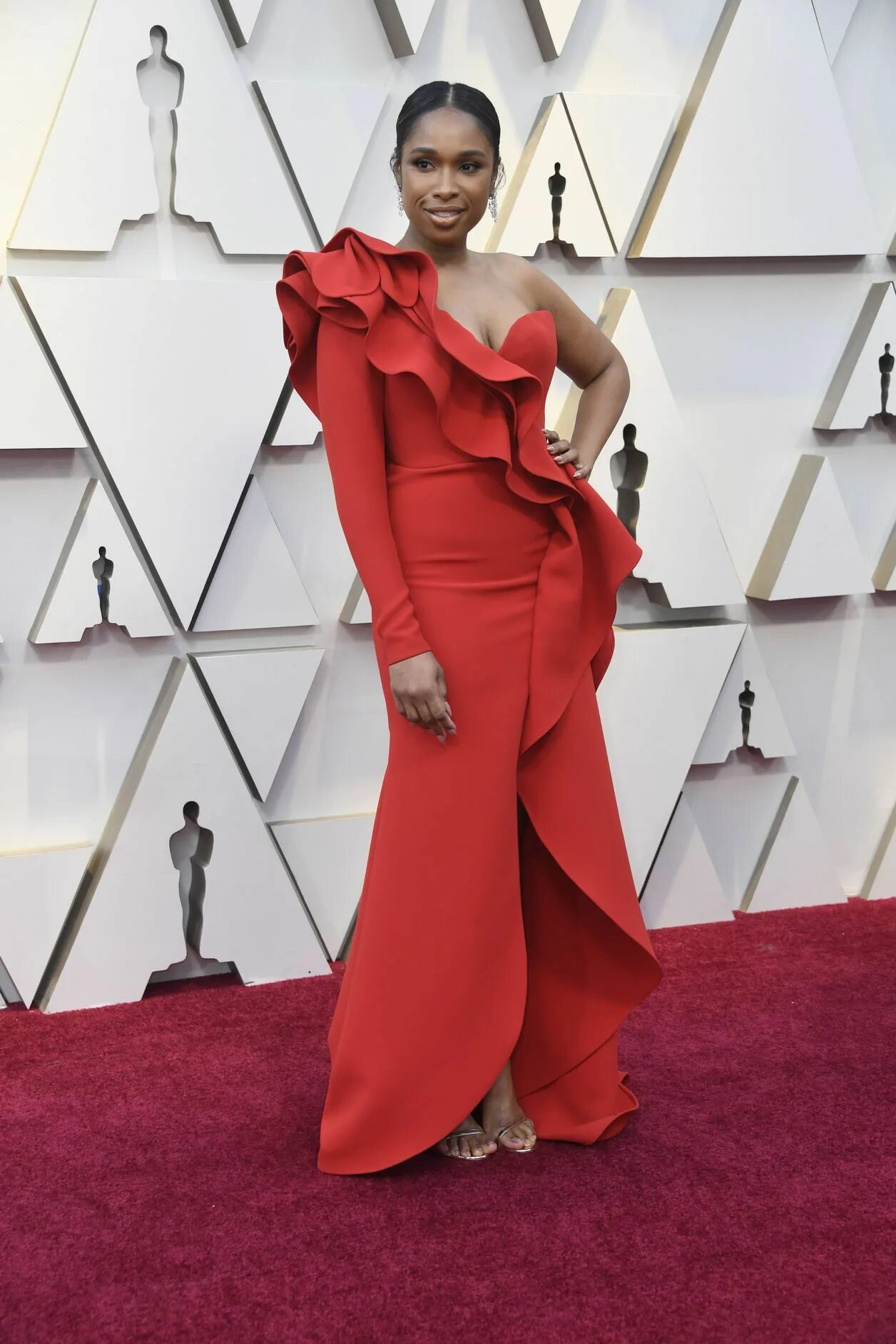 Цена на оскаре. Оскар красная дорожка люди. Модель в Красном платье на Оскаре. Оскар 2019 фото с красной дорожки.