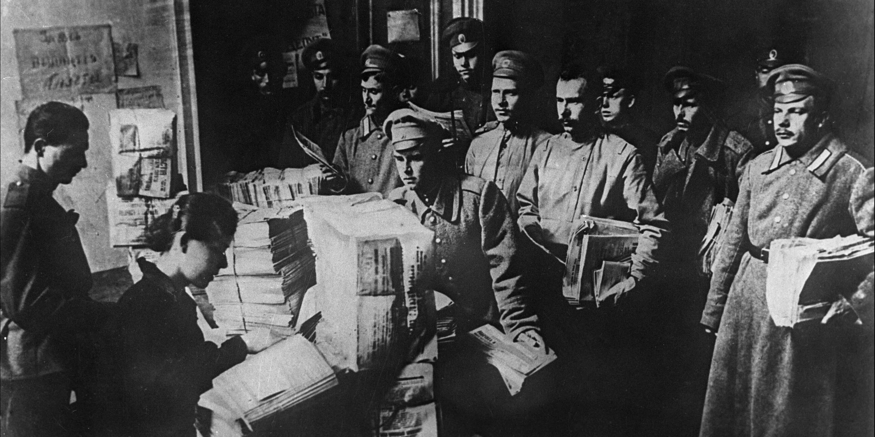 Подготовка восстания 1917. Военно-революционный комитет 1917 в петрограде. петроград октябрь 1917. петроградский военно-революционный комитет в смольном 1917 год. петроград революция 1917 большевики.