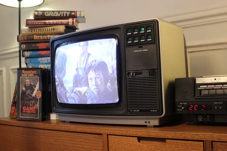 Tv old 2. Samsung VHS 90х. Видеомагнитофон с кассетами 90е. Видеокассеты 90 х VHS. Телевизор Sony в 90е.