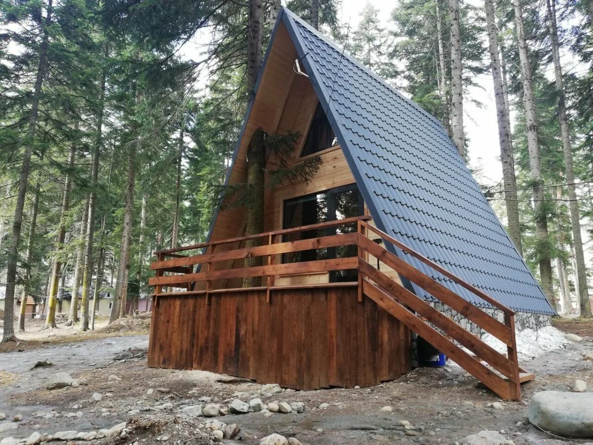 Домики в архызе в лесу. Архыз дом у озера. Архыз домики в лесу. Гостевой дом архыз в архызе. Архыз домик у реки.