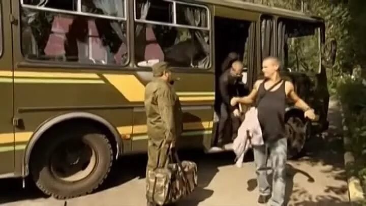 Песня солдата в автобусе. Грибы группа тает лёд. Песня солдат. Солдат в автобусе. Седой солдат песня.