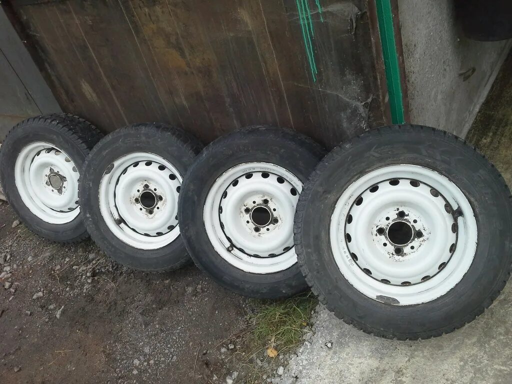 Шипованные на штамповке.. Медведь 175/70 r13. Колеса 13 и шины зимние шипованные диски штампованные. Зимние колеса на 13 в Краснозерском. Авито колеса на 13 на ваз