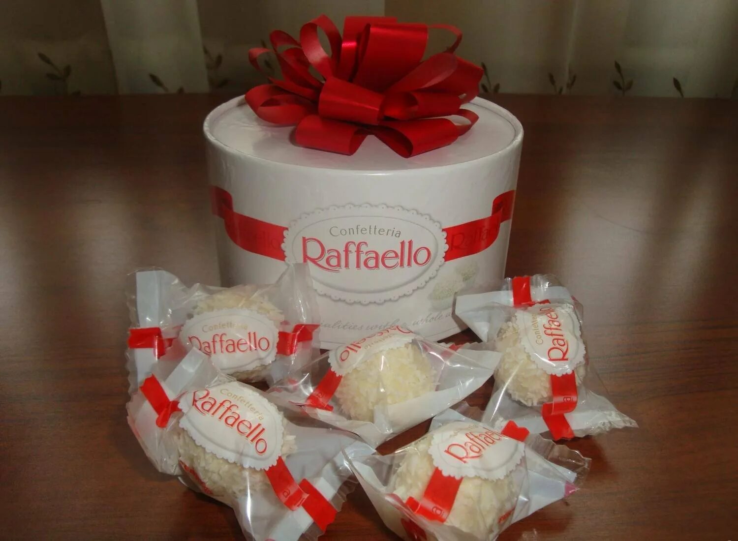 Рафаэлло конфеты большая коробка. Букет из рафаэлло и ферреро. Напарницы и рафаэлло. Напарницы и рафаэлло. Букет из конфет рафаэлло.